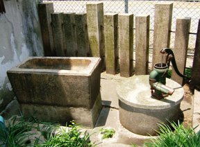 写真Ｔ１－１０：松乃木大明神境内の古い井戸の汲み上げ機。