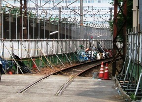 写真Ｔ２－５：ＪＲと平行する旧南海天王寺線のレール跡。