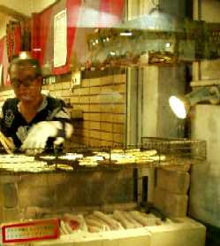 写真１６：焼き売りの煎餅屋。