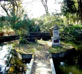 写真ａ５：前玉神社境内の弁財天。