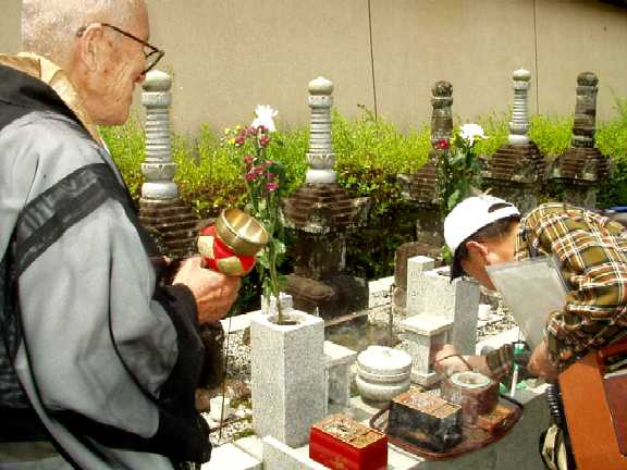 写真ａ１６：三成の供養塔への焼香風景。