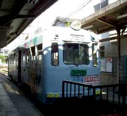 写真９－２：上町線の住吉公園駅と阪堺電車。