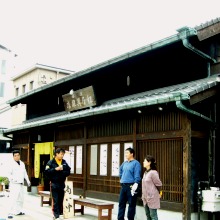 写真１：会場のラーメン屋（旧呉服店）。