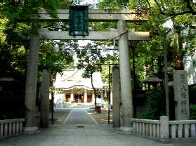写真１－２：難波八坂神社の鳥居と表参道。