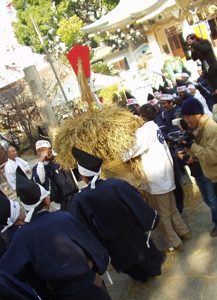 写真１－４：現代の綱引神事祭の様子。