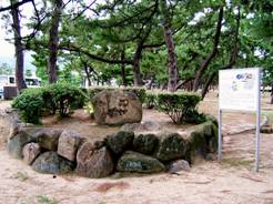 写真１：芦屋の鵺塚と説明板。