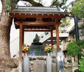 写真１－１：都島の鵺塚の祠。