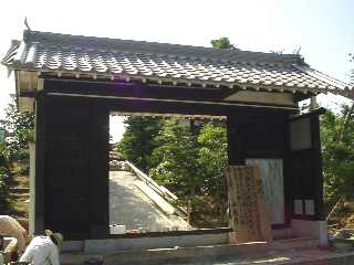 写真Ｋ７－１：郡山城唯一の遺構の永慶寺山門。