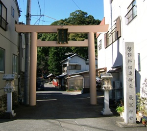 写真６－１：巌室神社の鳥居と鎮守の杜。