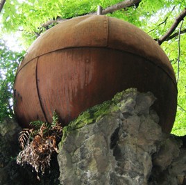 写真０７０７２２－２：横浜の八幡橋八幡神社の球形の遺物。