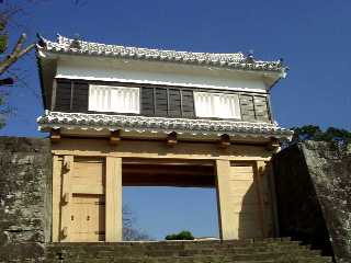 写真８－５：臼杵城跡の櫓門。