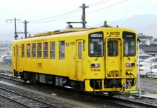 写真ｅ：九州のローカル線を走る真っ黄色なＪＲ車輌。