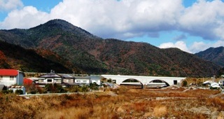 写真１－２：板東谷川から大麻山を望む。