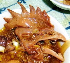 写真５－３：煮込み料理の地鶏の頭。