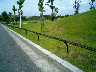 低い柵