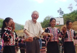 写真１－３：竣工式歓迎式典で踊る富樫先生。