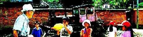 スケッチ１：子供たちに風船をプレゼントする北山塞翁の様子。