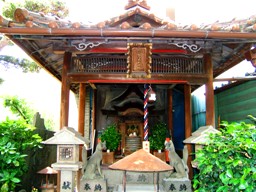 写真Ｔ１－３：松乃木大明神の祠。