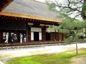 写真ａ４：桧皮葺の大方丈。