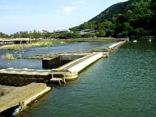 写真ｄ２：渡月橋付近の堰の跡。