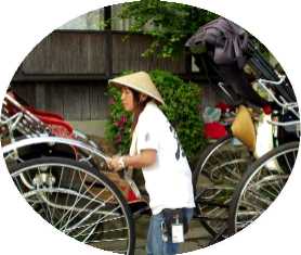 写真ｄ４：女性の車引き。