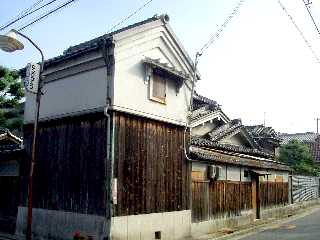 写真２－１：諏訪森の白壁土蔵の純和風屋敷。