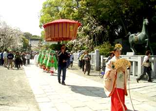 写真５－４：花摘祭の稚児行列。