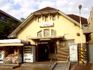写真８－１：南海・高師浜駅舎。