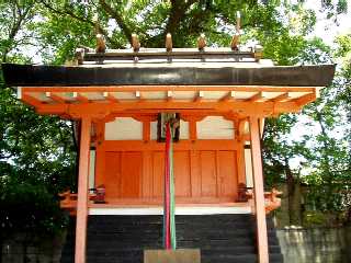 写真ＴＴ４－２：「筒井順慶公之碑」が在る「八幡宮」の社殿。