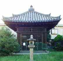 写真ＴＴ５－１：五輪塔覆堂。