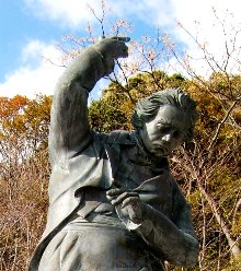 写真１：板東俘虜収容所跡のドイツ館庭のベートーヴェン像。