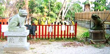 写真３：大江神社境内の狛虎と毘沙門堂跡。