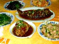 写真１－１：鯉料理を中心にした夕食。