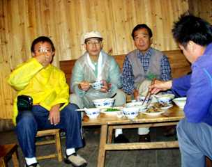 写真９－３：トン族村を訪れた私たち３人。