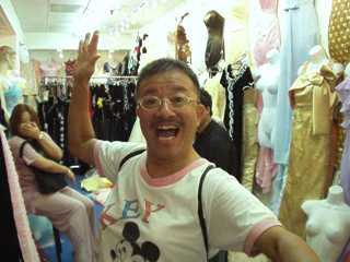 写真３－１５：ドレス屋で遊ぶ私。