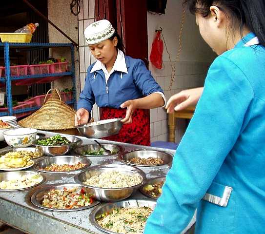 写真３：「清真」通りの惣菜屋。