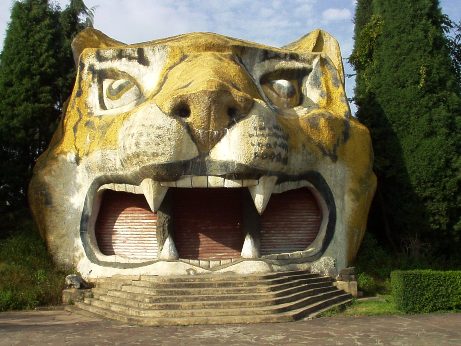 写真１３：昆明の民族村の虎舞台。