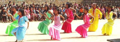 写真１－１：竣工式歓迎式典で踊るダイ族の生徒たち。