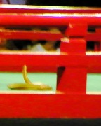 写真５－３：「蛇持ち」が舞台上に置いた蛇の模型。