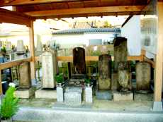 写真３−２：銀山寺境内のお千代・半兵衛及び学者たちの墓。