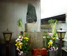 写真６−１：谷町の法妙寺跡の近松門左衛門夫妻の墓所。