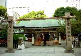 写真１：露天神社の拝殿と境内風景。