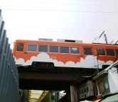 写真Ｔ２－１：今池駅の高架を走る阪堺電車。