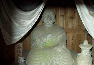 写真１０：大岩前のお堂内の弘法大師像。