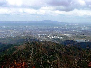 写真３－２：大国見山頂上から生駒山方面の眺望。