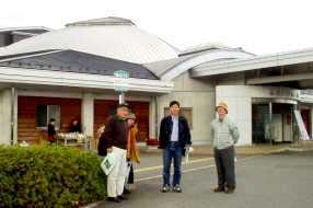 写真１：山添村ふるさとセンターの前で有志の皆さん。