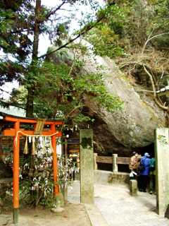 写真１：磐船神社の御神体・天の岩船。