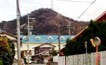 写真２０：機物神社脇から望む交野山。