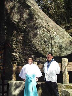 写真４：磐船神社の宮司と石崎宮司。