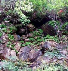 写真ＩＭ−５：磐座周辺の洞窟の跡らしき痕跡。